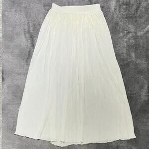 Classic pleated white maxi skirt